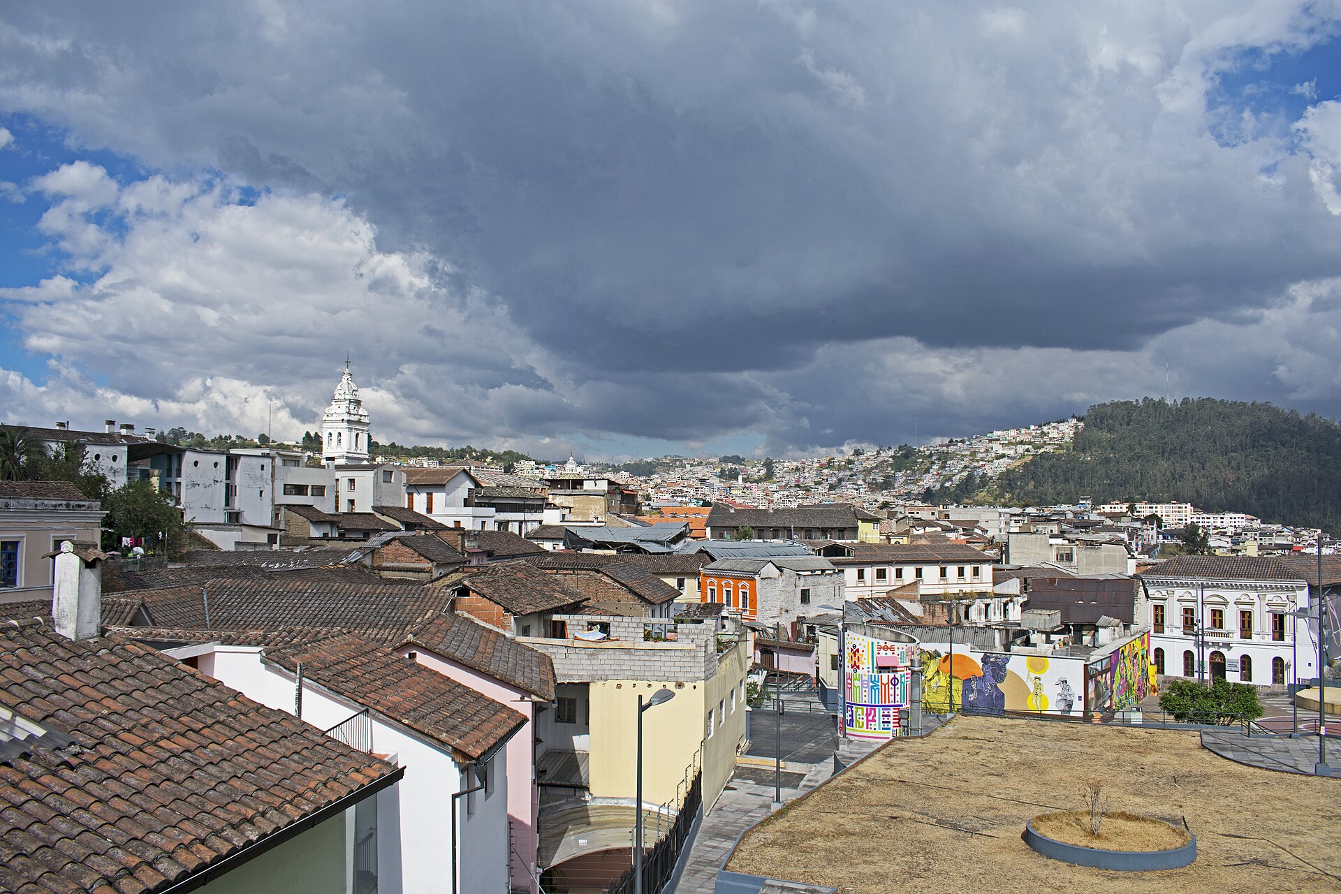 Tejados del centro histórico de Quito y las laderas del Pichincha